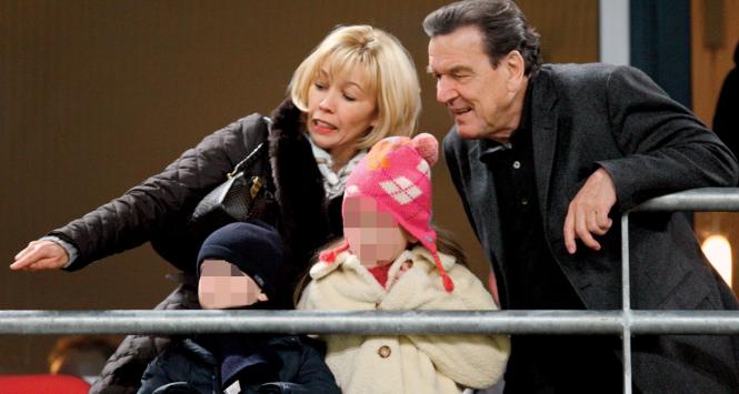 Gerhard Schröder z żoną Doris i dziećmi. Adoptowali je w Rosji, by ominąć niemiecką biurokrację.