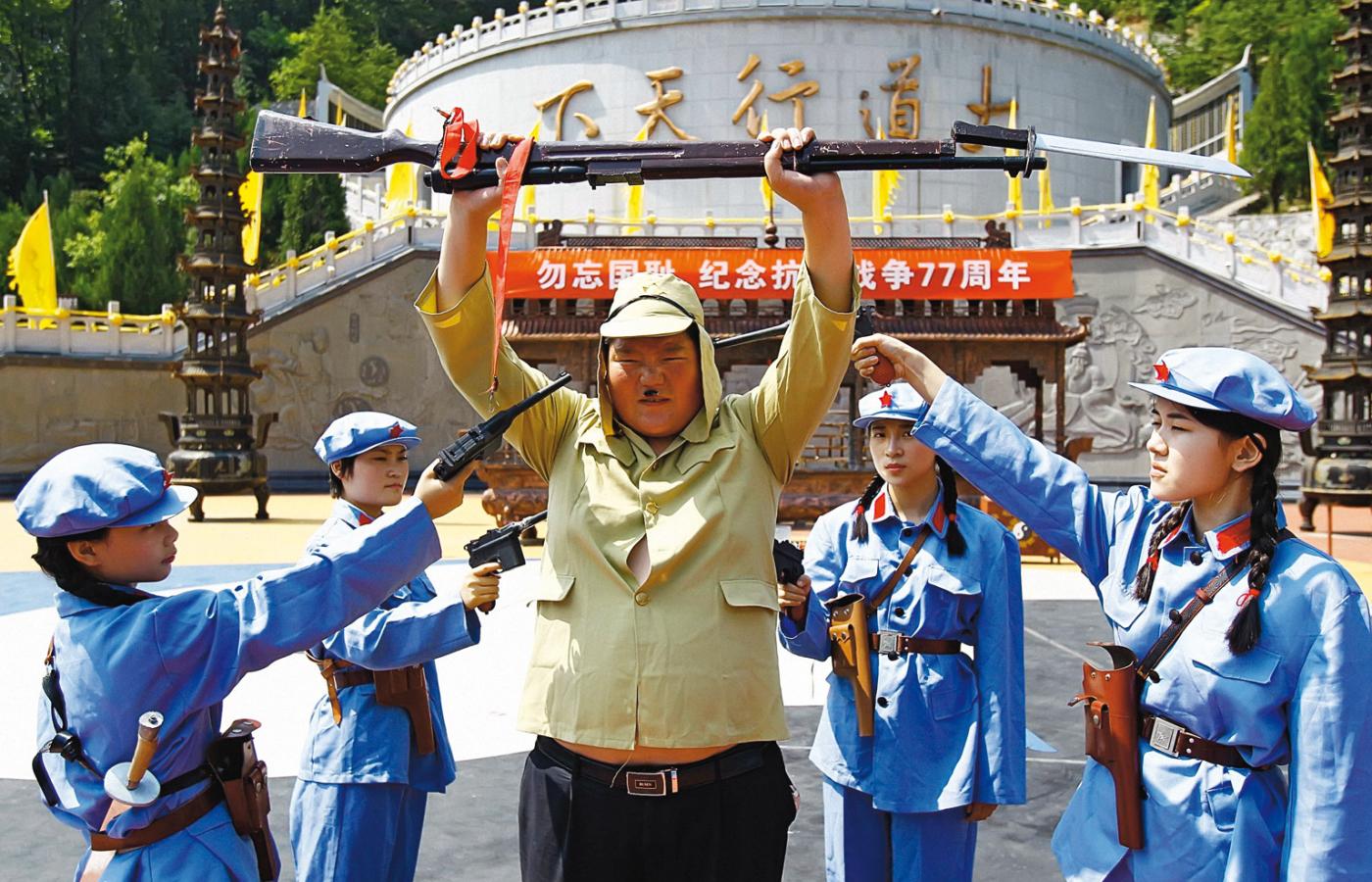 Pojmanie Japończyka - chiński happening w 77 rocznicę rozpoczęcia wojny z Japonią, Luanchuan, lipiec 2014 r.