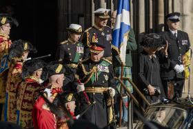 W monarchii mniej się liczą realia, a bardziej symbole.