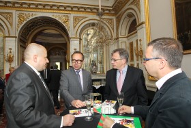 Dyskutują w podstoliku - od lewej - Mikołaj Dowgielewicz (polski pełnomocnik ds. prezydencji), Paweł Świeboda (prezes Fundacji demosEUROPA - Centrum Strategii Europejskiej), europoseł prof. Dariusz Rosati