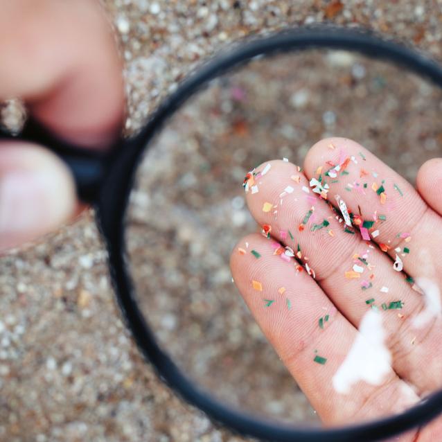 Mikroplastik - jego drobiny mają rozmiary od kilku do kilkunastu mikrometrów.