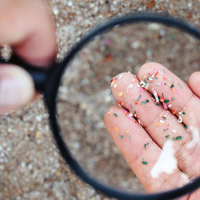 Mikroplastik odnalazł własną drogę do naszych mózgów. Wnika przez nos