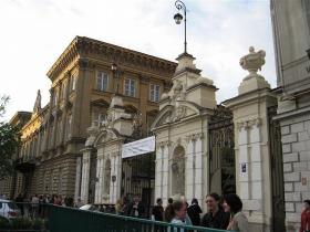 Sale wykładowe coraz częściej świecą pustkami, co jest wywołane niżem demograficznym i aspiracyjnym.