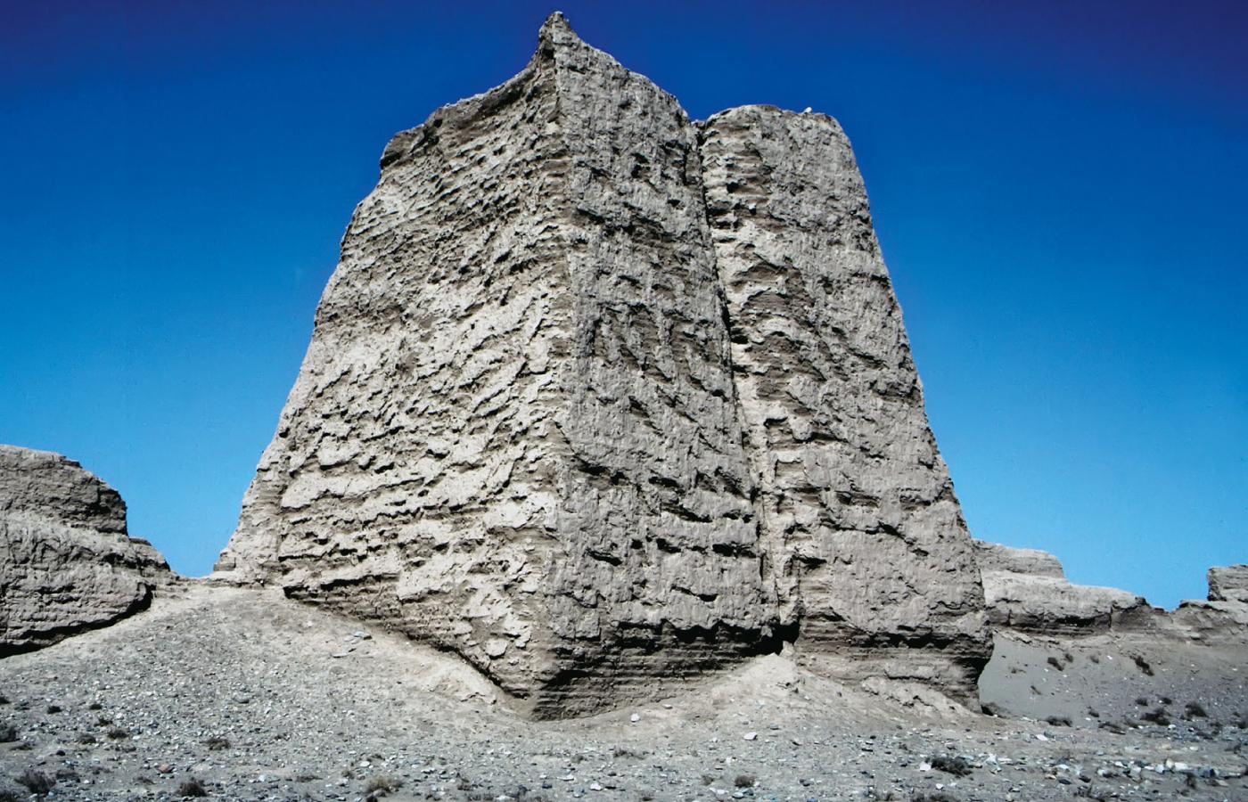 Fragment muru (wieży obserwacyjnej) w prowincji Gansu. Widoczne warstwy ubijanej ziemi jako budulca. Fotografia współczesna.