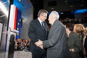 Bronisławowi Komorowskiemu po wstępnych wynikach gratuluje Tadeusz Mazowiecki. Za nimi - Katarzyna Hall.