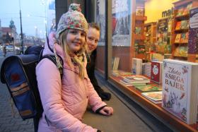 Wolontariuszka Natalia odbiera Sabinę ze szkoły.