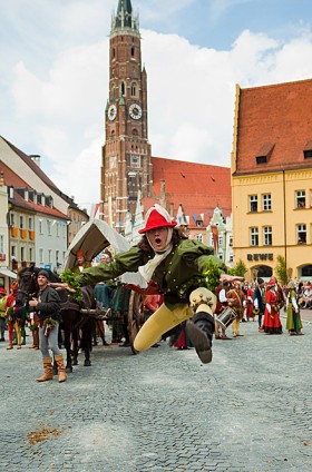 Członkowie stowarzyszenia - zwykli mieszkańcy miasta - pracują nad kostiumami i programem, by co cztery lata przez kilka letnich weekendów odtworzyć nastój średniowiecznego święta.