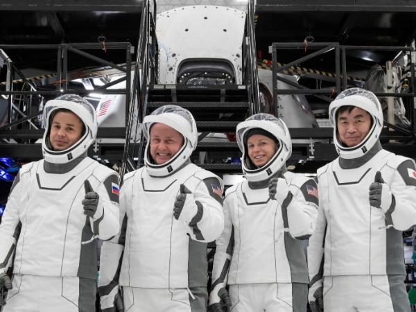 Załoga misji SpaceX Crew-11 NASA przed podróżą na Międzynarodową Stację Kosmiczną. Od lewej: Oleg Platonov, Mike Fincke, Zena Cardman i Kimiya Yui.