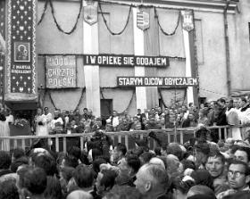 Stary Sącz, 24 lipca 1966. Obchody Tysiąclecia Chrztu Polski. Widoczni m.in. od lewej przy barierce: biskup ordynariusz tarnowski ks. Jerzy Ablewicz (1), metropolita poznański ks. arcybiskup Antoni Baraniak (2), metropolita krakowski ks. arcybiskup Karol Wojtyła (3), biskup częstochowski ks. Stefan Bareła (4), biskup przemyski ks. Ignacy Tokarczuk (6). Fot. Narodowe Archiwum Cyfrowe