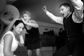 Każdy z gości pragnie zatańczyć z panną młodą. Matka Moniki pomaga poprawić jej welon przed kolejnym tańcem. Wesele Moniki i Tomka. Wrocław, luty 2004 r.