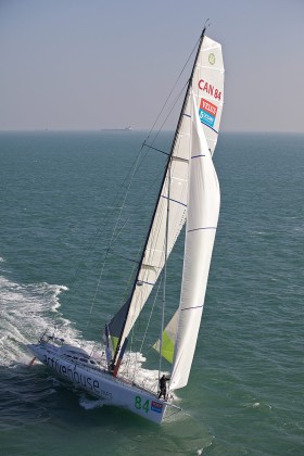 To ujęcie oddaje właściwe proporcje - bezmiar oceanu, duży jacht, maleńka sylwetka.Kanadyjczyk Derek Hatfield po wyjściu z portu La Rochelle.