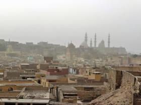 Kair doskonale unaocznia społeczne przepaści. Na fot. kairskie slumsy.