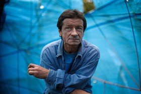 Sławomir Michalski, spawacz pracujący przy budowie jachtu. Na jego doświadczenie zawodowe składają się również lata spędzone przy budowie statków w Stoczni Gdańskiej.