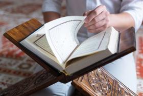 Hafiz, czyli z arabskiego „strzegący”, „zapamiętujący” albo po prostu „żywy Koran”.