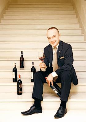 Andrzej Strzelczyk (ur. 1984) pracuje w La Rotisserie, restauracji warszawskiego hotelu Le Regina. We wrześniu 2012 r. wygrał Mistrzostwa Polski Sommelierów.
