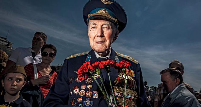 Weteran świętujący kolejną rocznicę zakończenia II wojny światowej, 9 maja 2013 r.