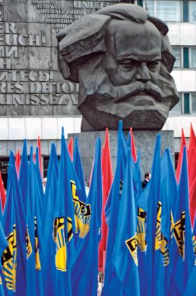 Flagi komunistycznej organizacji Wolna Młodzież Niemiecka przed pomnikiem Marksa w Karl-Marx-Stadt, październik 1989 r.