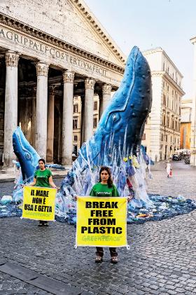 „Uwolnij się od plastiku” — protest Greenpeace w Rzymie.