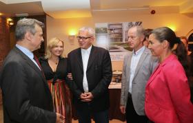 Podsumowanie imprezy przez redaktora Jerzego Baczyńskiego i Piotra Sarzyńskiego. Przysłuchują się Jolanta Litwin-Sarzyńska oraz Henryk Szlezinger z żoną.