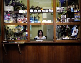 Pracownicy znajdującej się w największym spodku restauracji i sklepu z pamiątkami dyżurują na Śnieżce przez dwa tygodnie. Potem mogą zjechać na kilka dni na dół. Zapewniają jednak, że zawsze chętnie tutaj wracają.