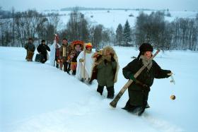 Aktorzy teatru Wagajty idą od gospodarstwa do gospodarstwa, odtwarzając dawną tradycję kolędowania.