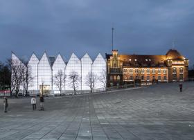 Obiekt jest położony w najbliższym sąsiedztwie Filharmonii Szczecińskiej. To niesamowite, jak zaniedbany architektonicznie Szczecin zyskał w krótkim czasie dwie tak ikoniczne i niezwykłe budowle.