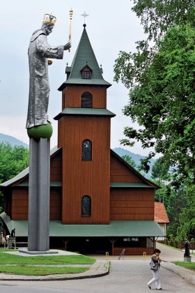 Miejscowi i przyjezdni chętnie się fotografują z Jezusem w koronie.