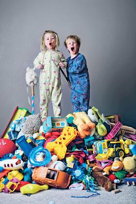 Kupują nie tylko rodzice, ale babcie, ciocie, wujkowie, znajomi mamy i taty, niepowołani do tego, by uczestniczyć w rytuale redukowania poczucia winy z powodu braku uwagi.