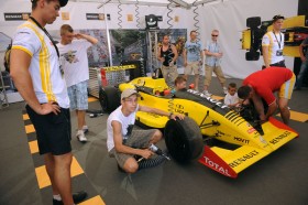 Samochód Renault startujący w jednej z niższych sesji wyścigowych