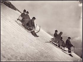 Zjazd na saniach rogatych w Alpach Szwajcarskich, fot. z lat 1890-1910. Takie same sanie służyły pierwotnie do transportu drewna i siana.