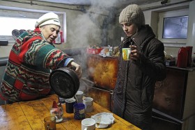 Marzena Całka (z prawej) z teściową Krystyną. W dzień doglądają remontu domu, nocują u sołtysa.