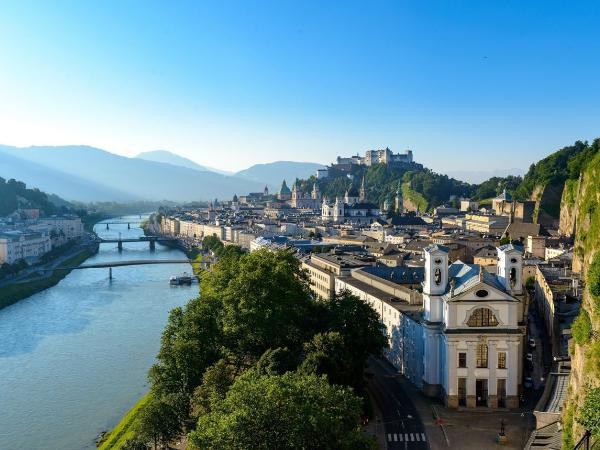 Widok na starówkę Salzburga ze wzgórza Mönchsberg