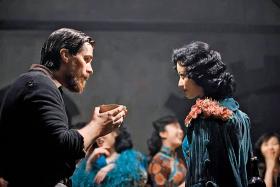 Kadr z „Kwiatów wojny”: Christian Bale, jako przypadkowy świadek masakry w Nankinie.