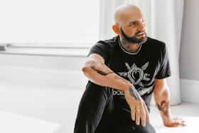 Kadr z filmu „Niewidzialna wojna”, filmowej autobiografii Patryka Vegi, którego gra Rafał Zawierucha.