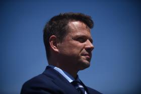 Największym atutem Trzaskowskiego wydaje się dzisiaj jego ogólna polityczna sylwetka, silnie zaznaczony kontur, jednoznaczność.