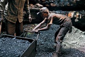 Za całe wyposażenie muszą wystarczyć: drewniane taczki, kilof, gumiaki i świeczka.