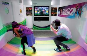 Dance Central 2, przebojowa gra na konsolę Xbox 360 z kontrolerem Kinect.