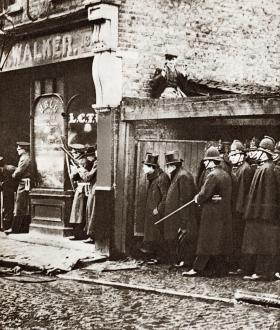 Churchill jako minister spraw wewnętrznych wśród policjantów na Sydney Street, 3 stycznia 1911 r.