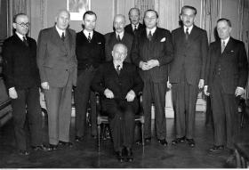 Rząd Tomasza Arciszewskiego. Adam Pragier stoi (czwarty z lewej), listopad 1944 r.