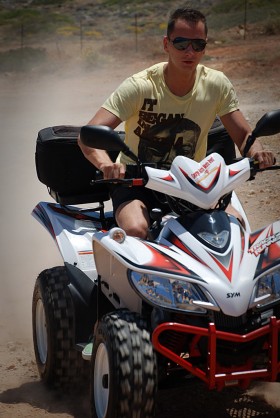 QADY i SKUTERY WODNE trafiły do nas dopiero w latach 90. Maszyny, wypożyczane na godziny, wspaniale manifestują obecność rodaków na wakacjach. Ach, ci niemodni: spacerowicze, rowerzyści i kajakarze!