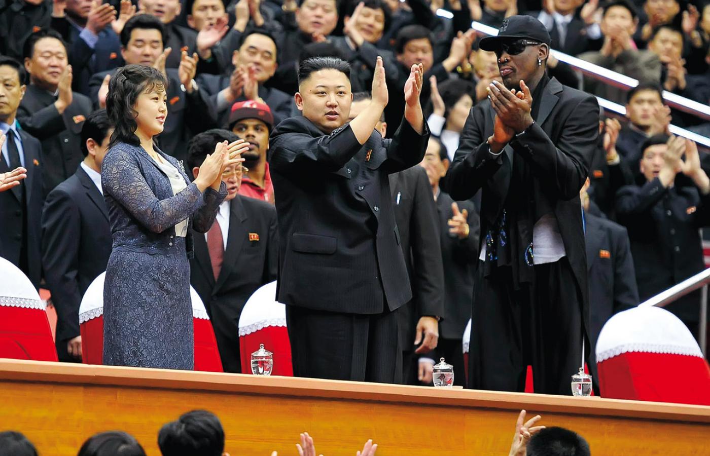 Dennis Rodman, dawna gwiazda NBA, z przywódcą Korei Płn. Kim Dzong Unem i jego żoną Ri Sol Ju podczas meczu koszykówki w Pyongyang.