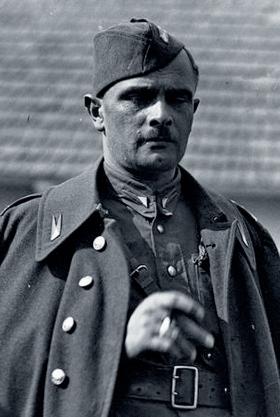 Julian Filipowicz – (1895–1945), w 1939 r. pułkownik dyplomowany i dowódca Wołyńskiej Brygady Kawalerii.