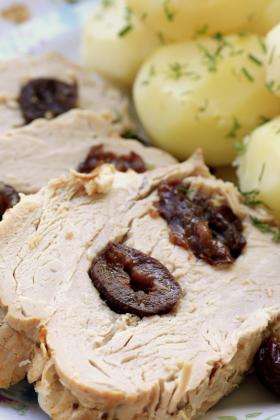 Schab ze śliwką (9,7 proc. Państwa głosów) - danie, o którym można powiedzieć, że wywodzi się z kuchni staropolskiej, gdzie stanowiło ozdobę magnackich stołów.