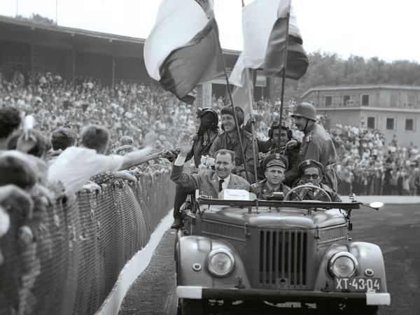Aktorzy serialu na stadionie im. Karola Świerczewskiego we Wrocławiu, 1967 r.