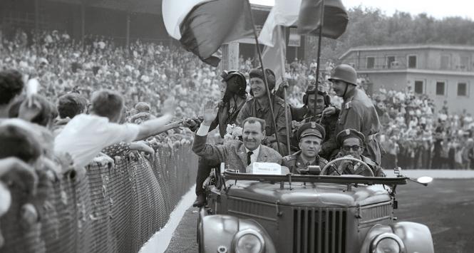 Aktorzy serialu na stadionie im. Karola Świerczewskiego we Wrocławiu, 1967 r.