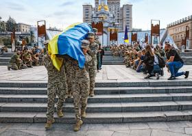 Plac Niepodległości w Kijowie, pogrzeb ukraińskiego żołnierza, który zginął w obwodzie donieckim.