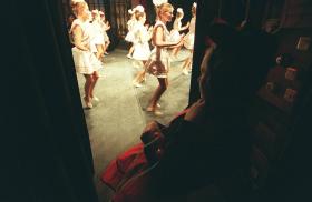 Kiedyś dzieci chodziły na półkolonie, teraz  mają „Zimę w mieście”. Jeden z koncertów dziecięcych w Teatrze Syrena. Warszawa, luty 1999 r.