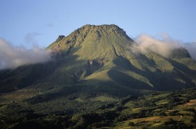 Wulkan Mount Pelee na Martnice. W 1902 zabił 30 tys. osób w kilka minut.