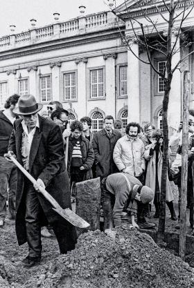 Joseph Beuys rozpoczyna akcję sadzenia 7 tys. dębów w Kassel, 1982 r.