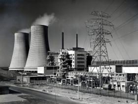 Pierwsza komercyjna elektrownia atomowa została uruchomiona 17 października 1956 r. w Calder Hall.